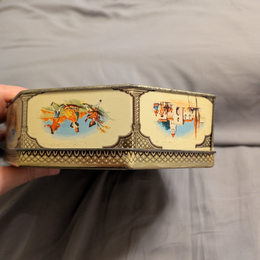 Vintage Peak Frean Octagonal Decorative Tin - Picture 5 of 10